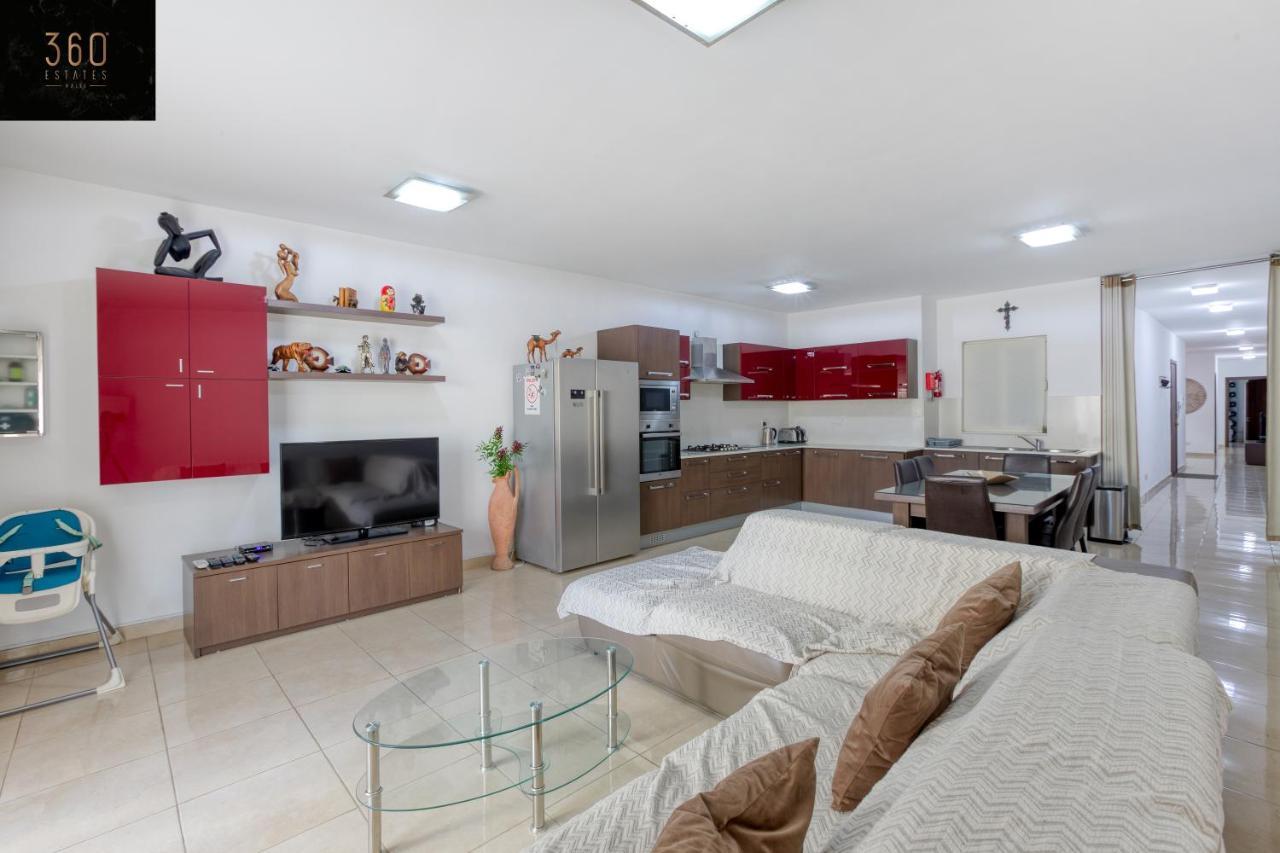 Charming Home Meters From The Seafront With Terrace By 360 Estates St. Paul's Bay Esterno foto